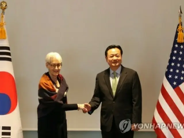 会談前、握手する趙氏（右）とシャーマン氏＝２５日、東京（聯合ニュース）