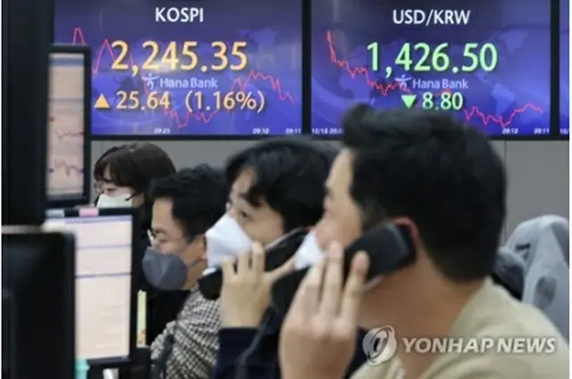 ハナ銀行本店のディーリングルームに取引時間中の株価と為替相場が表示されている（資料写真）＝（聯合ニュース）