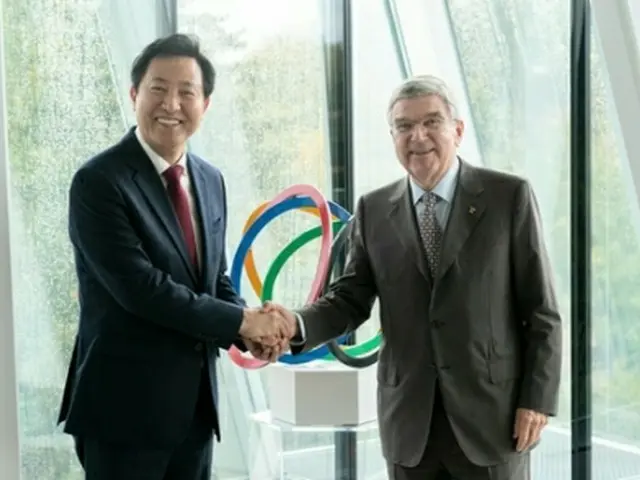 IOC本部で握手を交わす呉氏（左）とバッハ会長（ソウル市提供）＝（聯合ニュース）≪転載・転用禁止≫