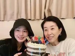 女優キム・テヒ、不倫説やビル売却などの騒動にも先輩キム・ミギョンの誕生日を祝う義理…やつれた？顔に注目集まる