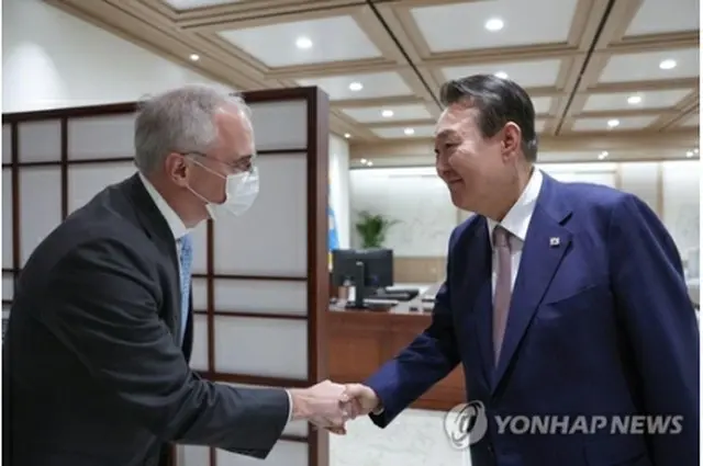 握手する尹大統領（右）とＣＥＰＩのハチェットＣＥＯ（大統領室提供）＝（聯合ニュース）≪転載・転用禁止≫