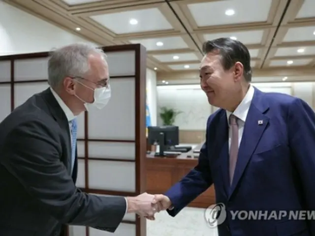 握手する尹大統領（右）とＣＥＰＩのハチェットＣＥＯ（大統領室提供）＝（聯合ニュース）≪転載・転用禁止≫
