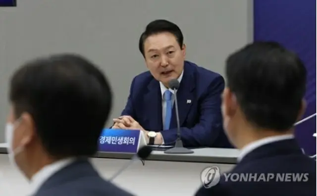 大統領室庁舎で開かれた非常経済民生会議で発言する尹大統領＝27日、ソウル（聯合ニュース）