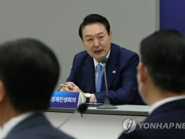 大統領室庁舎で開かれた非常経済民生会議で発言する尹大統領＝27日、ソウル（聯合ニュース）