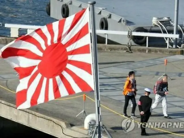海上自衛隊の艦船に掲揚されている旭日旗（資料写真）＝（聯合ニュース）