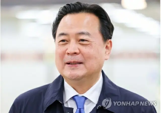 日本訪問を終え、金浦空港で記者団の質問に答える趙賢東・外交部第１次官＝２７日、ソウル（聯合ニュース）