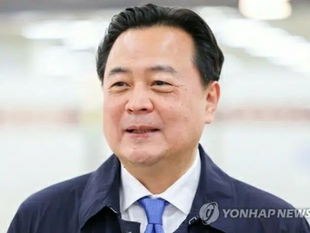 日本訪問を終え、金浦空港で記者団の質問に答える趙賢東・外交部第１次官＝２７日、ソウル（聯合ニュース）