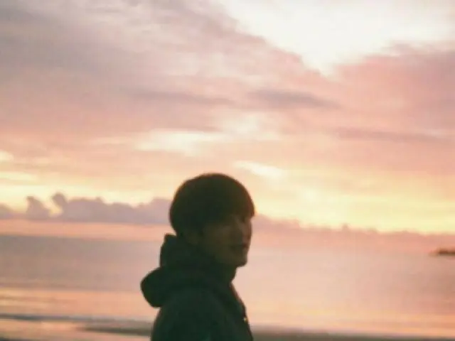 俳優アン・ボヒョン、まるでデート気分？夕日をバックに海辺で秋の感性ショット（画像提供:wowkorea）