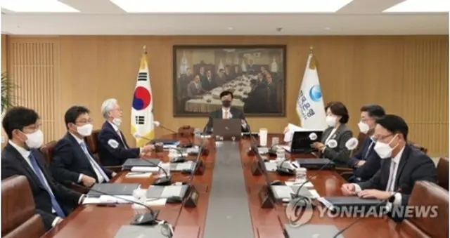 今月１２日、李昌鏞（イ・チャンヨン）韓国銀行総裁の主宰で開いた金融通貨委員会の定期会議（写真共同取材団）＝（聯合ニュース）