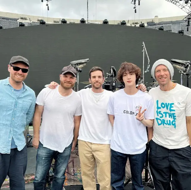 JIN（BTS）＆「Coldplay」、公演リハーサル現場で”団体ショット”（画像提供:wowkorea）