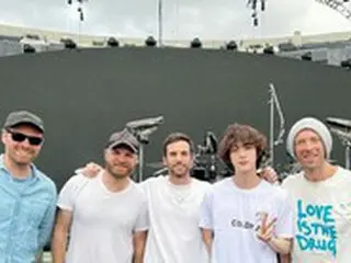 JIN（BTS）＆「Coldplay」、公演リハーサル現場で”団体ショット”