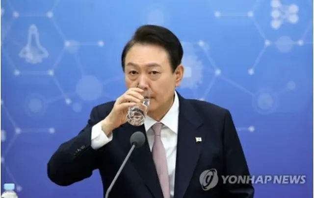 国家科学技術諮問会の会議に出席した尹大統領（大統領室通信写真記者団）＝２８日、ソウル（聯合ニュース）