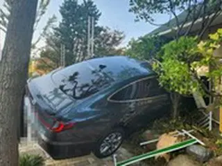 小学校の正門に「突進」した乗用車…登校時間での事故＝韓国・釜山
