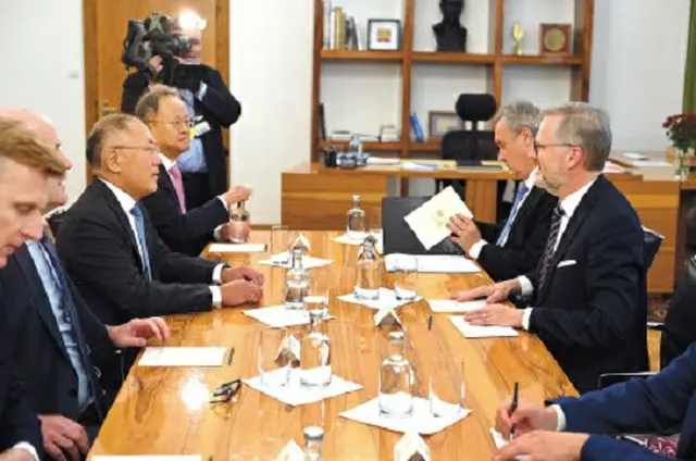 27日（現地時間）チェコのプラハ首相室で、現代自動車グループの鄭義宣会長とフィアラ首相が対話している様子（画像提供:wowkorea）