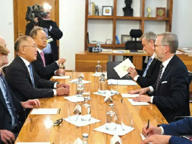 27日（現地時間）チェコのプラハ首相室で、現代自動車グループの鄭義宣会長とフィアラ首相が対話している様子（画像提供:wowkorea）