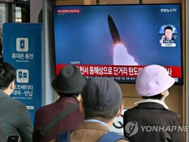 ソウル駅の待合室のテレビに北朝鮮のミサイル発射ニュースが流れている＝２８日、ソウル（聯合ニュース）