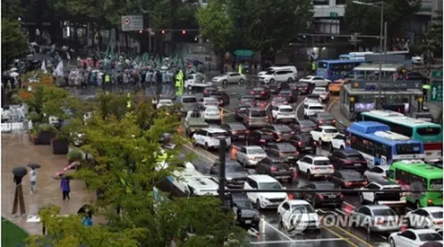 大規模集会の影響で起きたソウル中心部の渋滞（資料写真）＝（聯合ニュース）