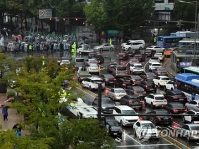 大規模集会の影響で起きたソウル中心部の渋滞（資料写真）＝（聯合ニュース）