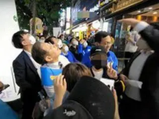 李在明氏にチキンのガラ入れを投げた60代「恥ずかしい」...懲役6か月を求刑＝韓国