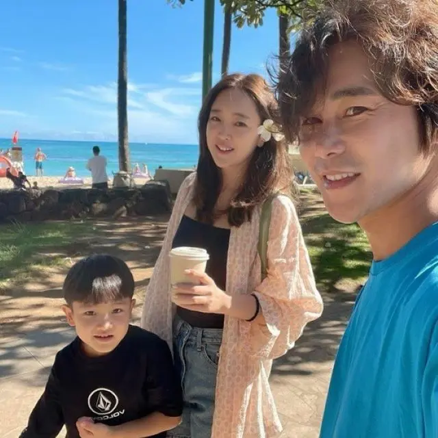 俳優チョン・テウの妻チャン・インヒさん（客室乗務員）、10年勤続ビジネス航空券でハワイに家族旅行（画像提供:wowkorea）