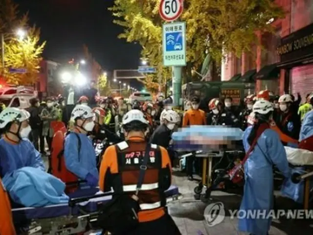 梨泰院の事故現場から病院に運ばれる負傷者＝３０日、ソウル（聯合ニュース）