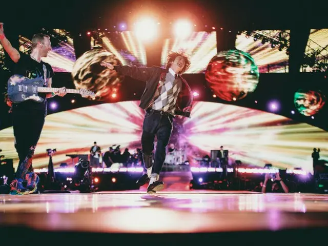 「BTS」JIN、アルゼンチンでソロ曲を披露“クリス・マーティンとハグも”