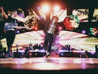 「BTS」JIN、アルゼンチンでソロ曲を披露“クリス・マーティンとハグも”