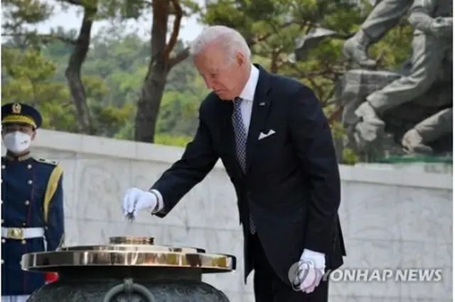 ５月２１日、韓国の国立墓地・国立ソウル顕忠院を訪問し、墓地で焼香するバイデン氏＝（聯合ニュース）