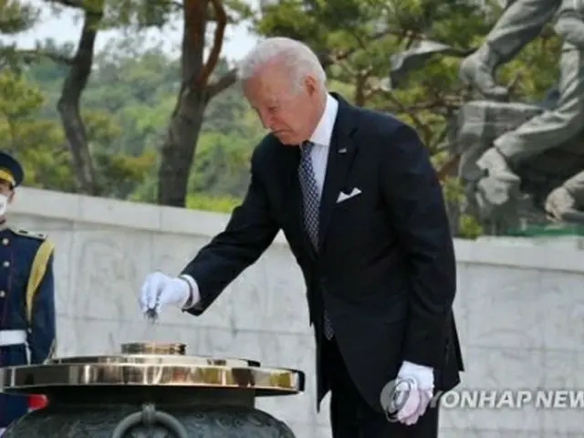 ５月２１日、韓国の国立墓地・国立ソウル顕忠院を訪問し、墓地で焼香するバイデン氏＝（聯合ニュース）