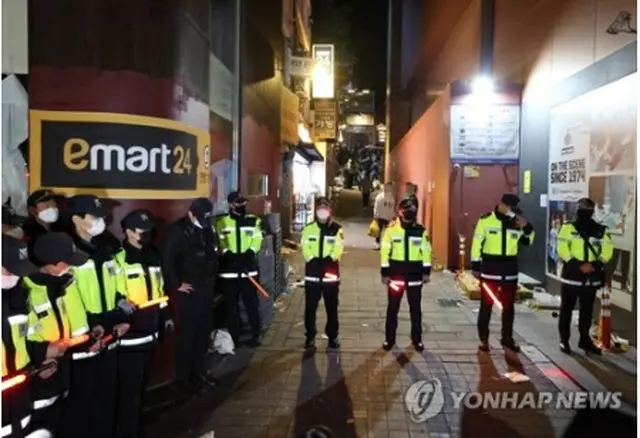 梨泰院で２９日夜、ハロウィーンイベントに押し寄せた多数の人が転倒した事故で、韓国消防当局は３０日午前６時現在、１４９人が死亡し、７６人が負傷したと発表した。写真は事故現場＝（聯合ニュース）