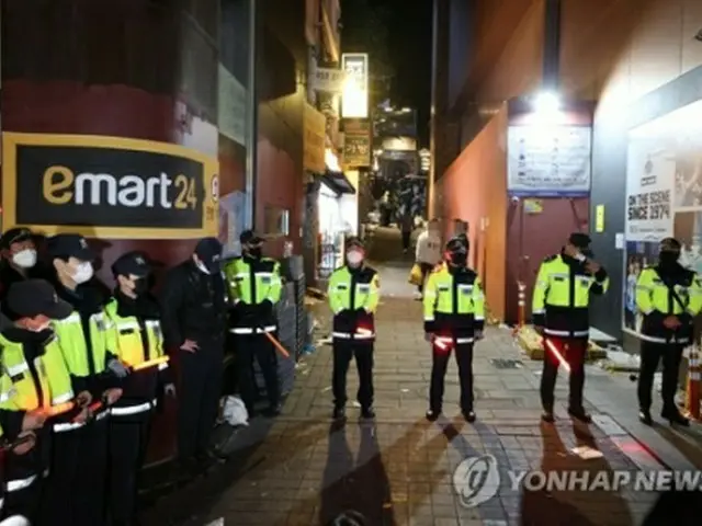 梨泰院で２９日夜、ハロウィーンイベントに押し寄せた多数の人が転倒した事故で、韓国消防当局は３０日午前６時現在、１４９人が死亡し、７６人が負傷したと発表した。写真は事故現場＝（聯合ニュース）