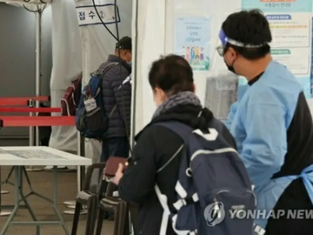 ソウル駅前の新型コロナ検査所＝（聯合ニュース）