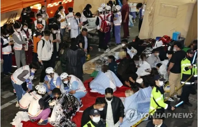 事故現場で治療を受けている負傷者＝３０日、ソウル（聯合ニュース）