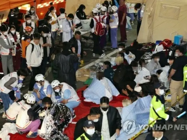 事故現場で治療を受けている負傷者＝３０日、ソウル（聯合ニュース）
