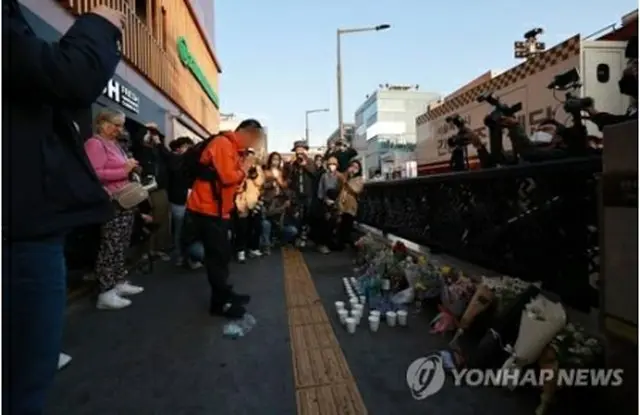 事故現場付近の梨泰院駅で犠牲者を追悼する市民＝３０日、ソウル（聯合ニュース）