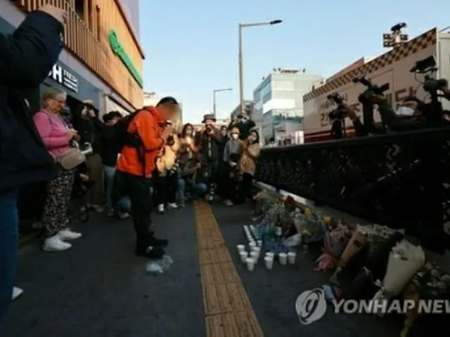 事故現場付近の梨泰院駅で犠牲者を追悼する市民＝３０日、ソウル（聯合ニュース）