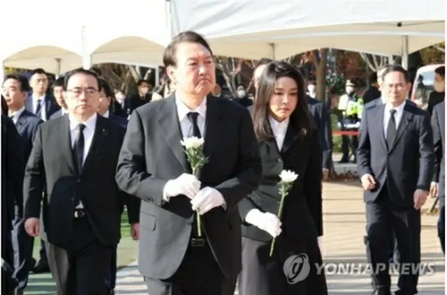 合同焼香所を弔問した尹大統領夫妻＝31日、ソウル（聯合ニュース）