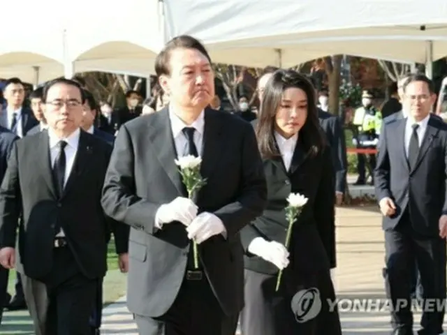 合同焼香所を弔問した尹大統領夫妻＝31日、ソウル（聯合ニュース）