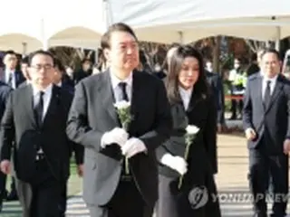 尹大統領夫妻　ソウル雑踏事故の合同焼香所弔問