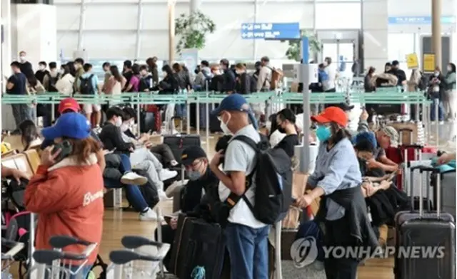 仁川国際空港のチェックインカウンター＝26日、仁川（聯合ニュース）