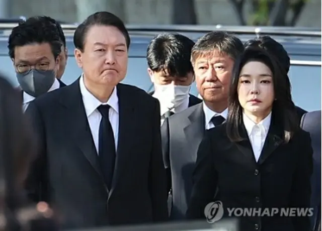ソウル市庁前の広場に設けられた合同焼香所を弔問した尹錫悦（ユン・ソクヨル）大統領（中央左）と金建希（キム・ゴンヒ）夫人＝31日、ソウル（聯合ニュース）