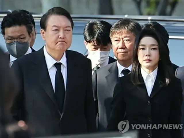 ソウル市庁前の広場に設けられた合同焼香所を弔問した尹錫悦（ユン・ソクヨル）大統領（中央左）と金建希（キム・ゴンヒ）夫人＝31日、ソウル（聯合ニュース）