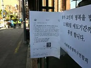 ＜梨泰院事故＞「哀悼期間、休業します」…犠牲者を追悼する梨泰院の商店たち＝韓国