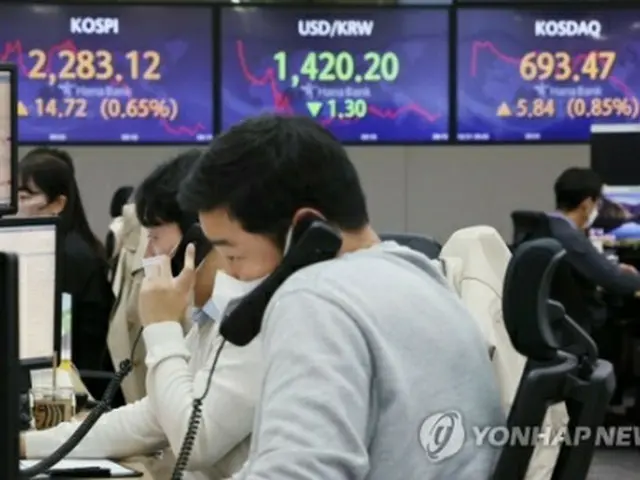 ハナ銀行本店のディーリングルームに取引時間中の株価と為替相場が表示されている＝３１日、ソウル（聯合ニュース）