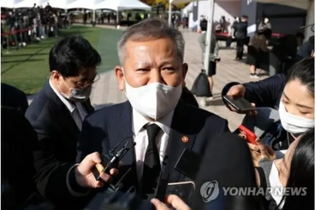 ソウル市庁前の広場に設けられた合同焼香所を弔問した後、記者団の質問に答える韓国の李祥敏・行政安全部長官（共同取材）＝３１日、ソウル（聯合ニュース）