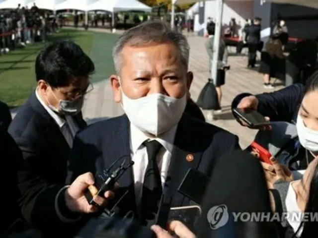 ソウル市庁前の広場に設けられた合同焼香所を弔問した後、記者団の質問に答える韓国の李祥敏・行政安全部長官（共同取材）＝３１日、ソウル（聯合ニュース）