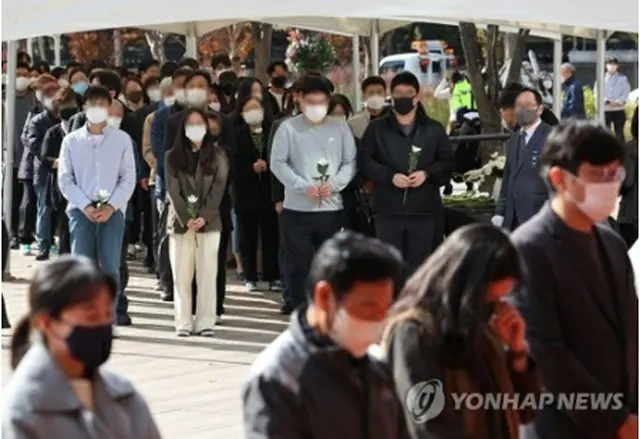 ソウル市庁前の広場に設けられた合同焼香所を訪れた市民ら＝３１日、ソウル（聯合ニュース）