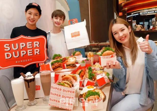 bhc、手作りバーガー「SUPER DUPER」ローンチング＝韓国（画像提供:wowkorea）