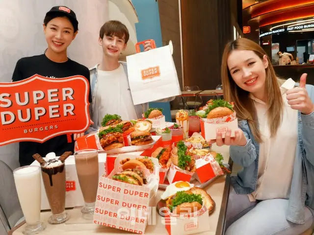 bhc、手作りバーガー「SUPER DUPER」ローンチング＝韓国（画像提供:wowkorea）