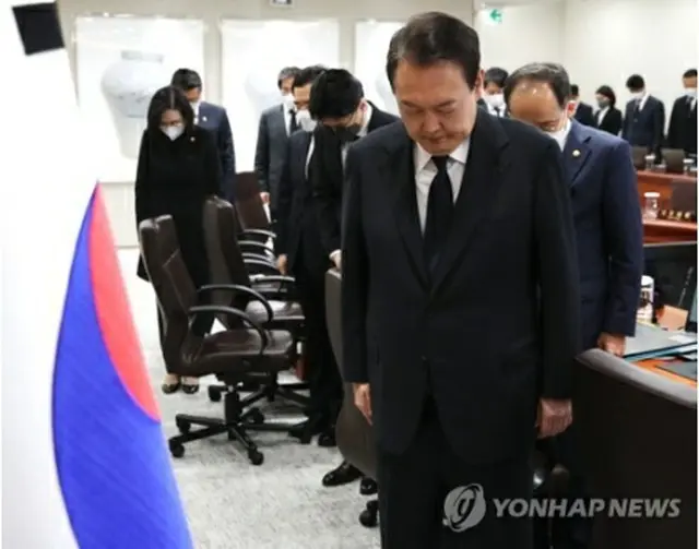 大統領室庁舎で開かれた閣議で事故の犠牲者に黙とうをささげる尹大統領（大統領室通信写真記者団）＝1日、ソウル（聯合ニュース）
